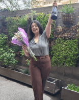 Celebración con flores después de aprobar el examen de grado